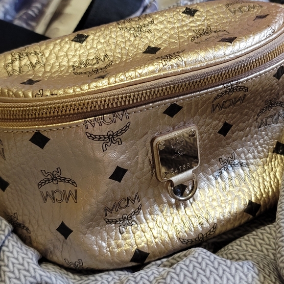 🎁SOLD🎁 MCM GOLD Fanny Pack Berlin Gold. - Picture 4 of 9